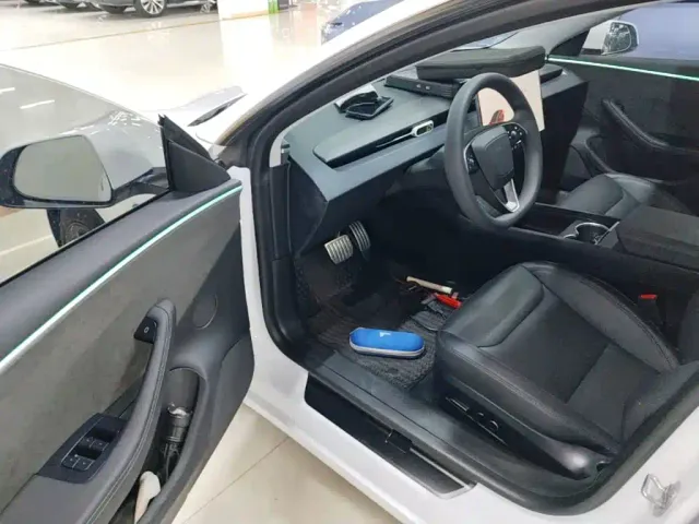 Tesla Model 3 — Фото автомобиля 11