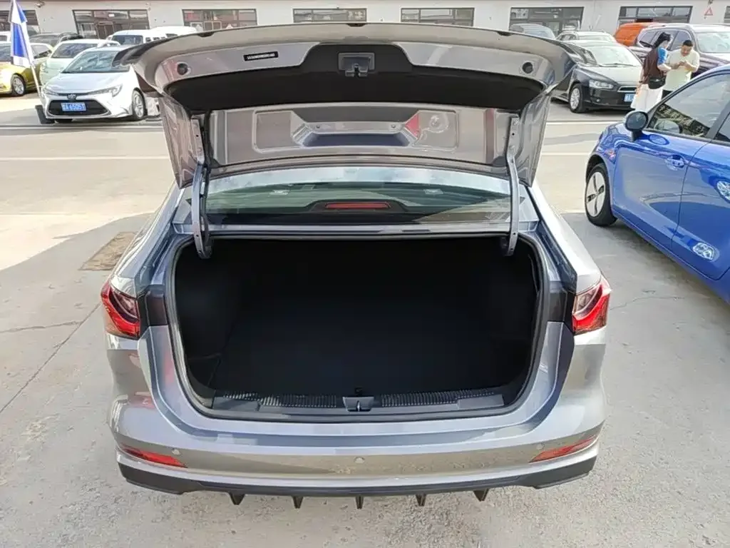 Roewe Roewe i5 2023 1.5L Manual Comfort Edition — Фото автомобиля 18