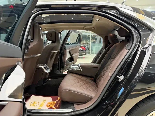 BMW 7 Series — Фото автомобиля 9