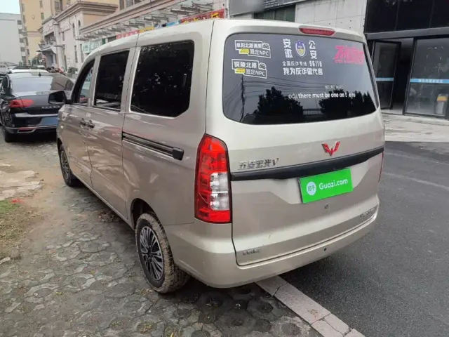 Wuling Hongguang V — Фото автомобиля 4