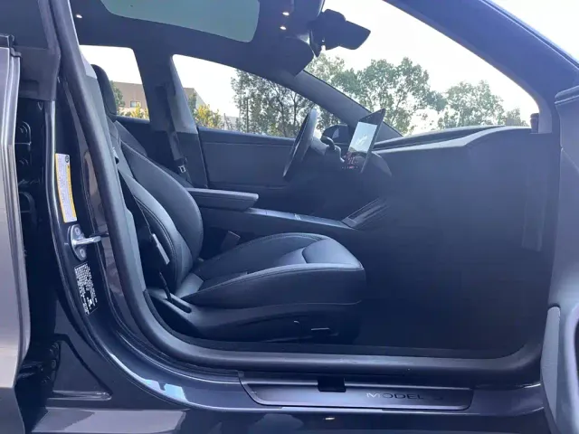 Tesla Model 3 — Фото автомобиля 9