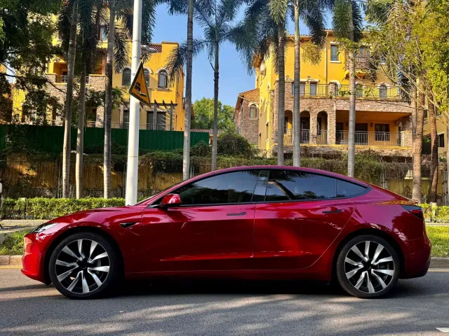 Tesla Model 3 — Фото автомобиля 4