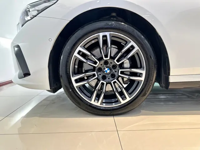 BMW 5 Series — Фото автомобиля 18