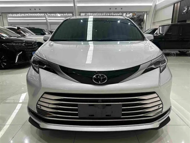 Toyota Sienna — Фото автомобиля 2