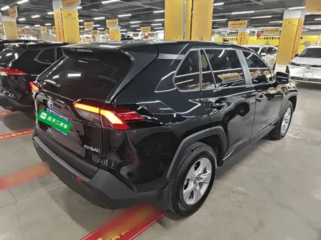Toyota RAV4 — Фото автомобиля 6