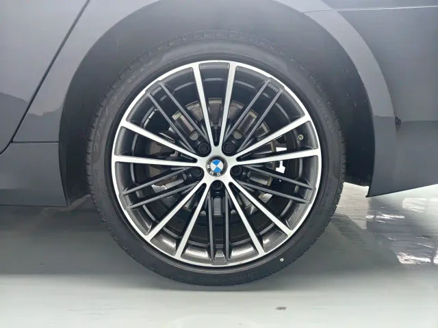 BMW 5 Series — Фото автомобиля 13