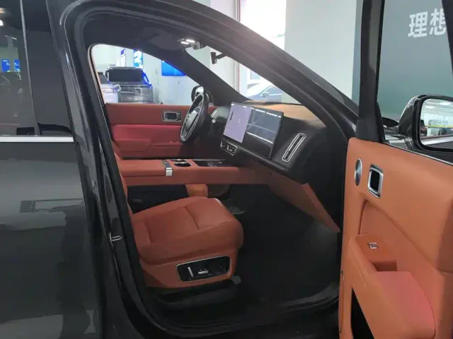 Li Auto L8 — Фото автомобиля 8