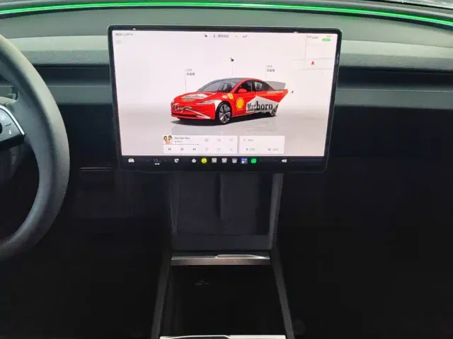 Tesla Model 3 — Фото автомобиля 12