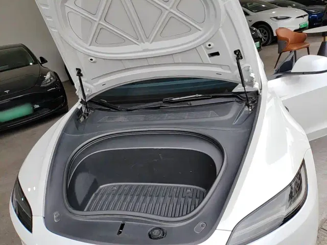 Tesla Model 3 — Фото автомобиля 19