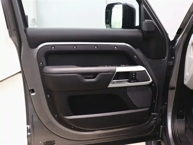 Land Rover Defender — Фото автомобиля 10