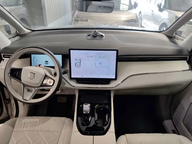 Volvo EM90 — Фото автомобиля 12