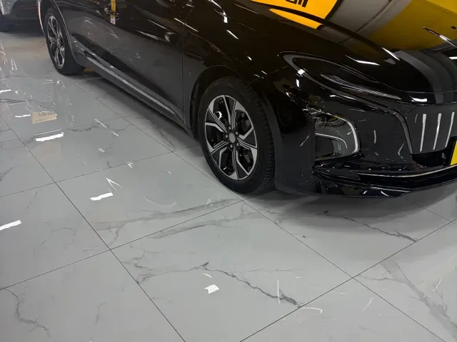 Hongqi E-QM5 — Фото автомобиля 3