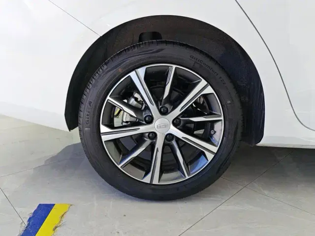 Geely Emgrand — Фото автомобиля 6