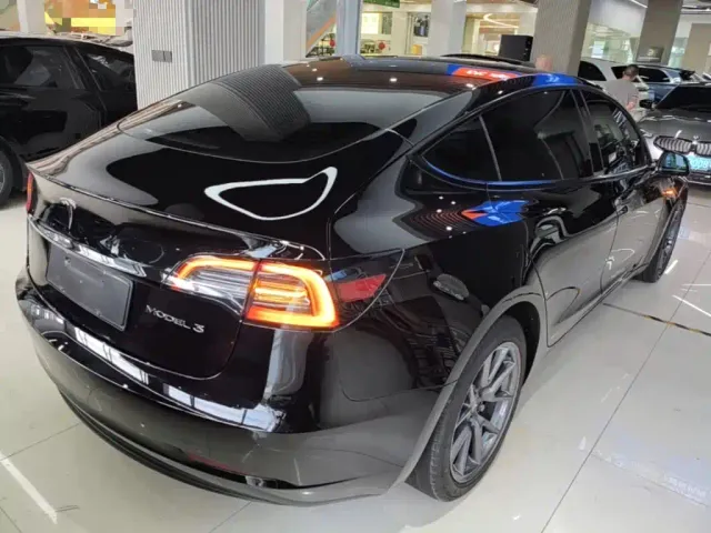 Tesla Model 3 — Фото автомобиля 6