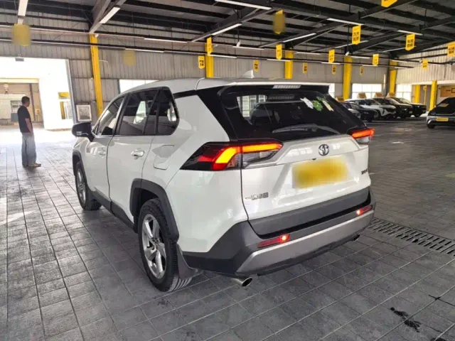 Toyota RAV4 — Фото автомобиля 4
