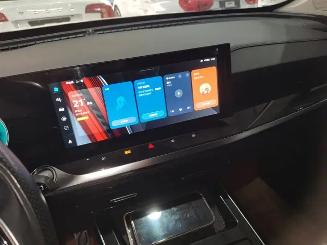 Roewe RX5 eMAX — Фото автомобиля 12