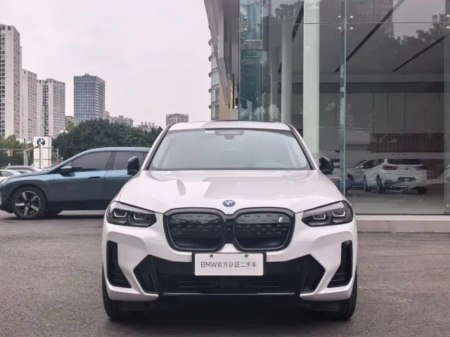 BMW iX3 — Фото автомобиля 2