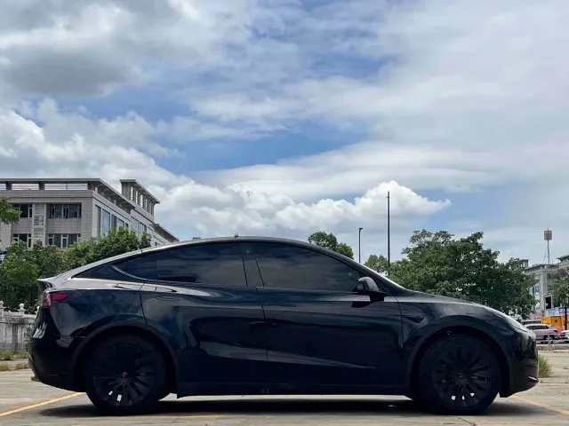 Tesla Model Y — Фото автомобиля 13