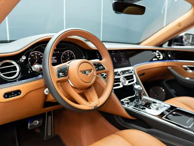 Bentley Flying Spur — Фото автомобиля 12