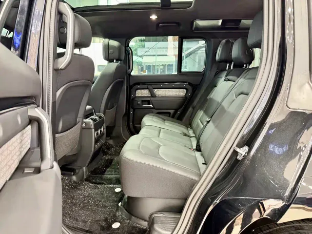 Land Rover Defender — Фото автомобиля 10