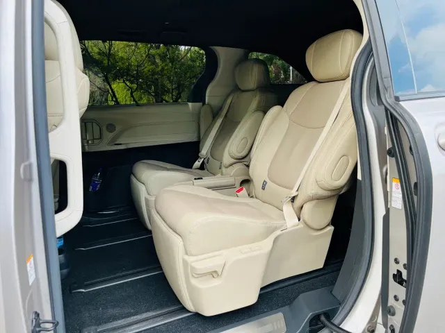Toyota Sienna — Фото автомобиля 10