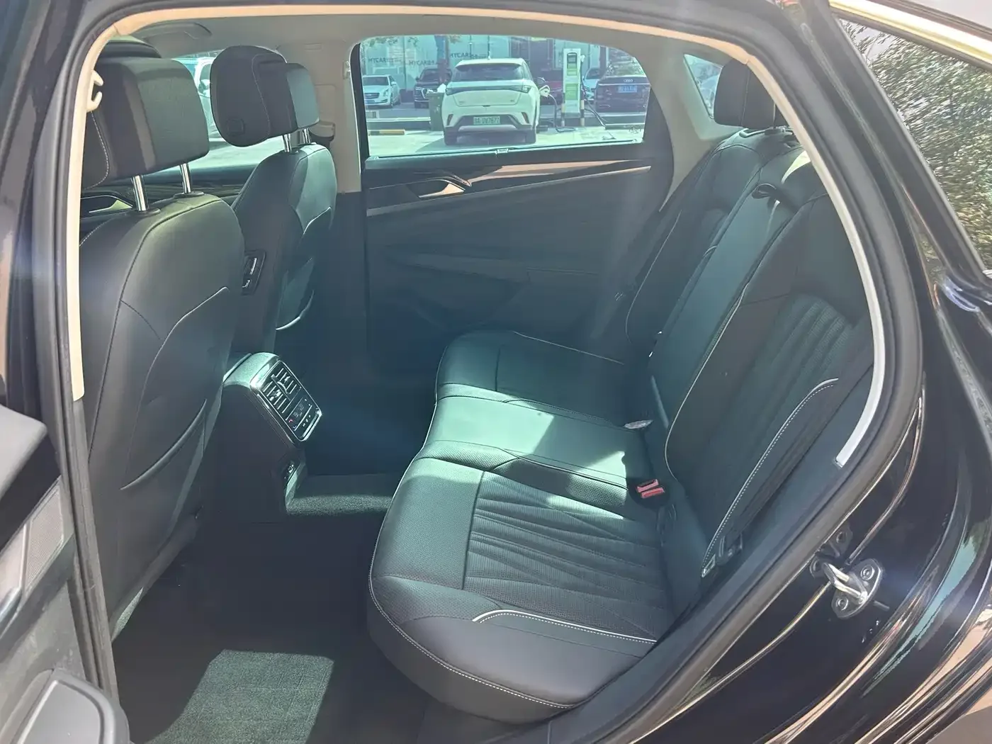 Volkswagen Passat 2022 330TSI Starlight Luxury Edition — Фото автомобиля 11