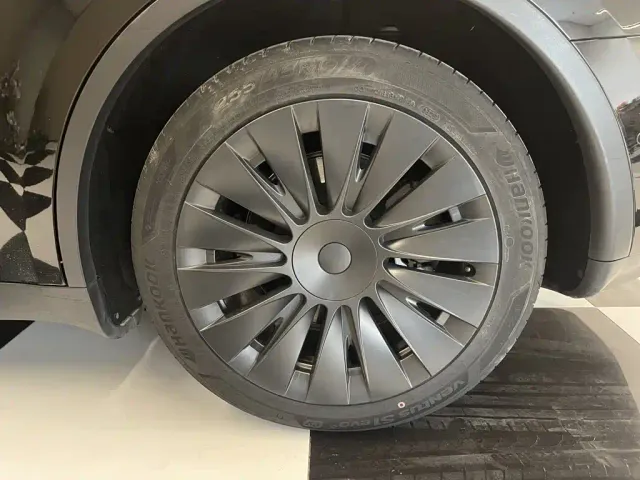 Tesla Model Y — Фото автомобиля 11