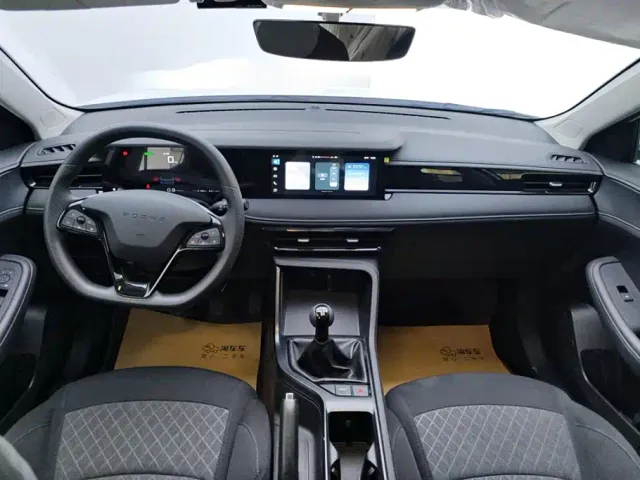 Roewe i5 — Фото автомобиля 12
