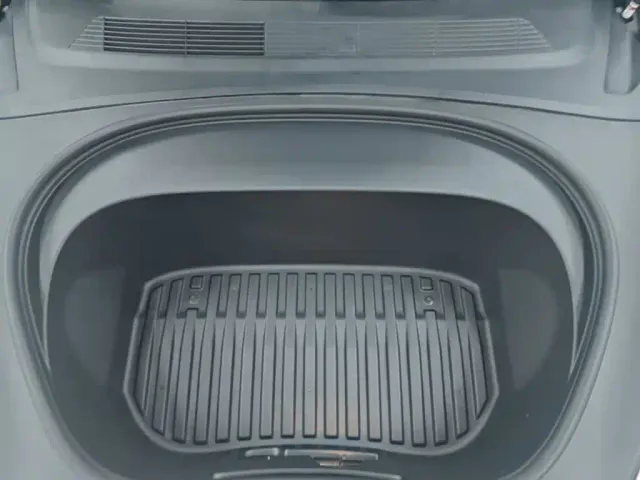 Tesla Model 3 — Фото автомобиля 19