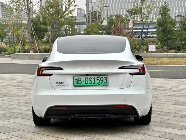 Tesla Model 3 — Фото автомобиля 5