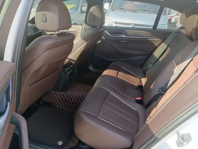 BMW 5 Series — Фото автомобиля 16