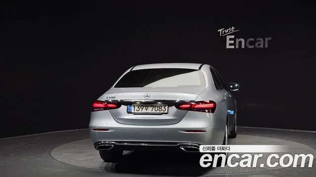 Mercedes-Benz E-Class — Фото автомобиля 4
