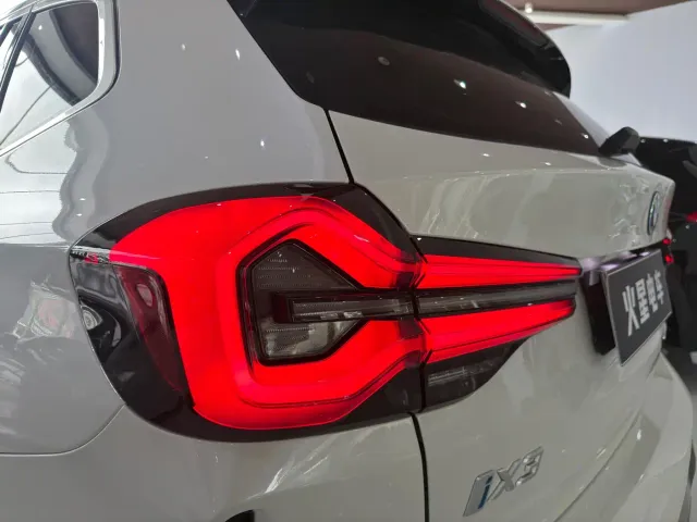BMW iX3 — Фото автомобиля 9