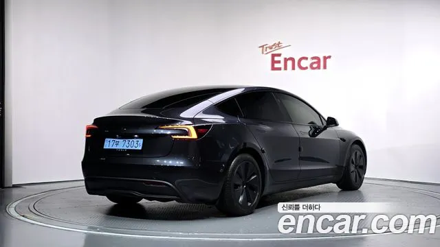 Tesla Model 3 — Фото автомобиля 2
