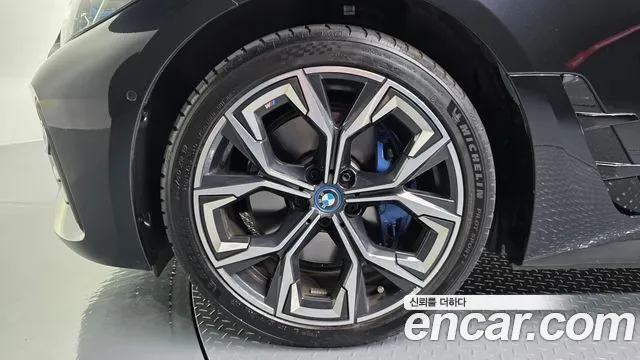 BMW i4 — Фото автомобиля 5