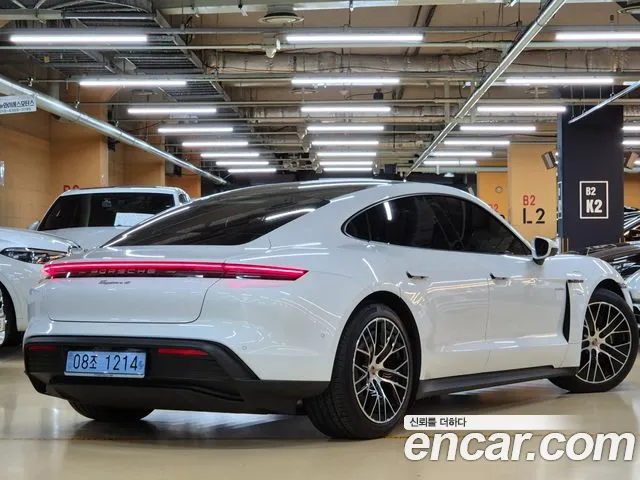 Porsche Taycan — Фото автомобиля 4