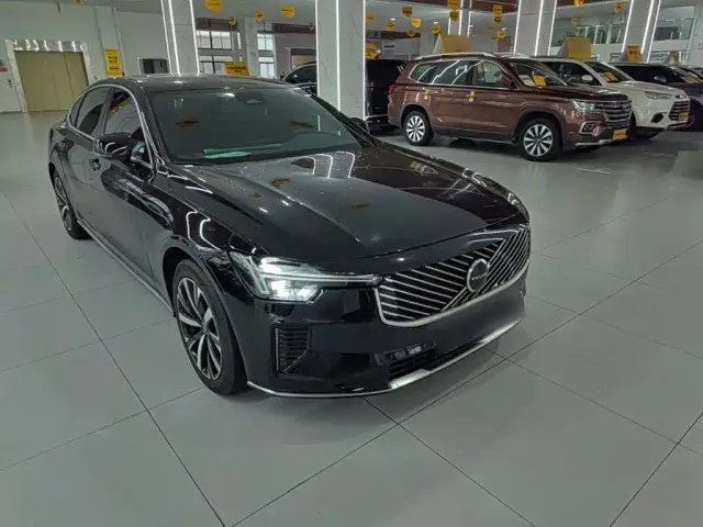 Volvo S90 — Фото автомобиля 3