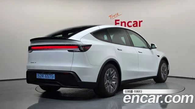 Tesla Model Y — Фото автомобиля 2