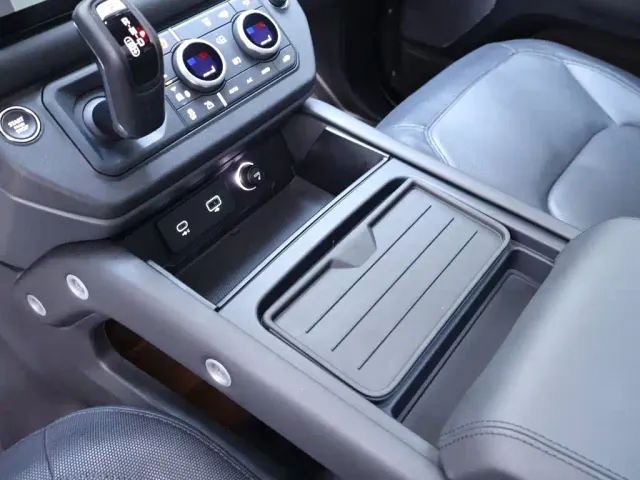 Land Rover Defender — Фото автомобиля 12