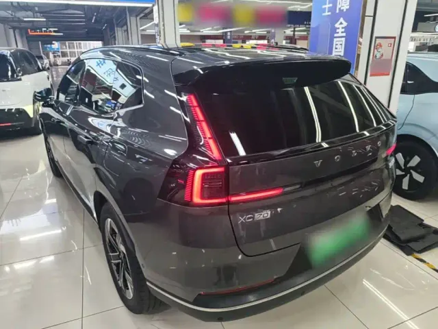 Volvo Volvo XC70 Plug-in Hybrid 2025 Standard — Фото автомобиля 4