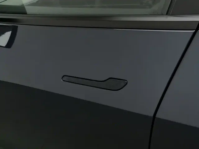 Tesla Model Y — Фото автомобиля 18