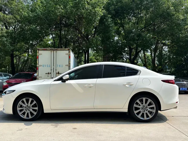 Mazda Axela — Фото автомобиля 9