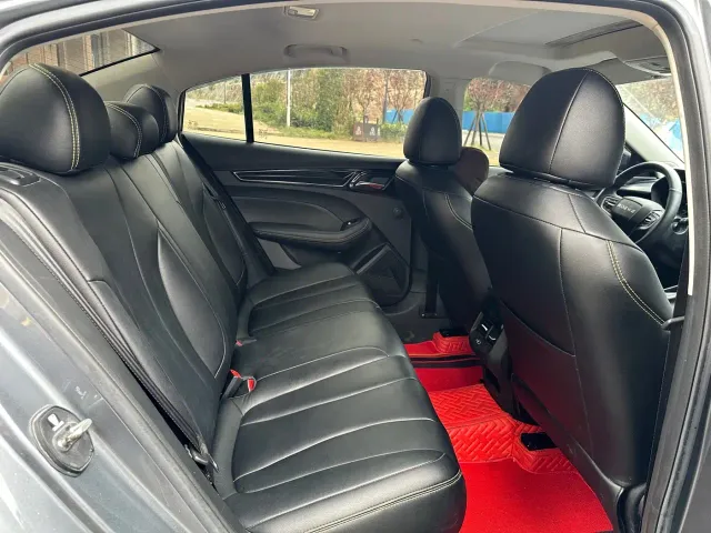 Roewe i5 — Фото автомобиля 11