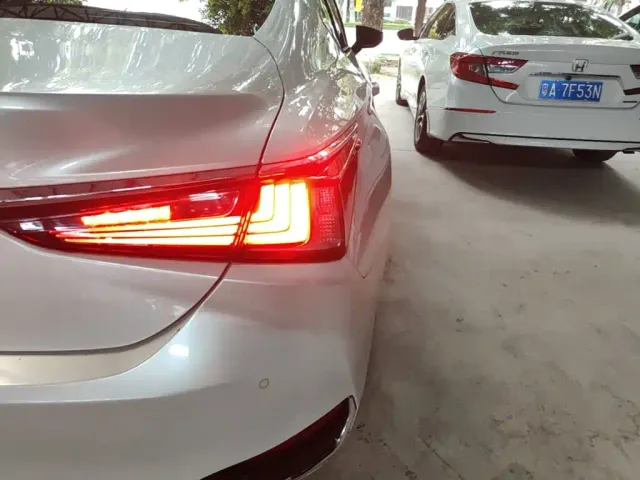 Lexus ES — Фото автомобиля 7