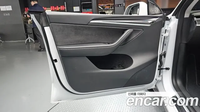 Tesla Model Y — Фото автомобиля 13