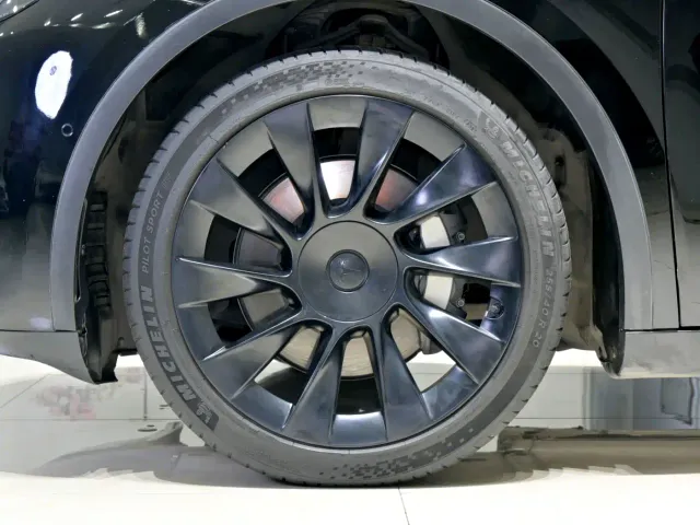 Tesla Model Y — Фото автомобиля 20