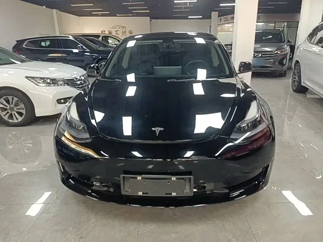 Tesla Model 3 — Фото автомобиля 2