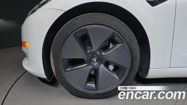 Tesla Model 3 — Фото автомобиля 5