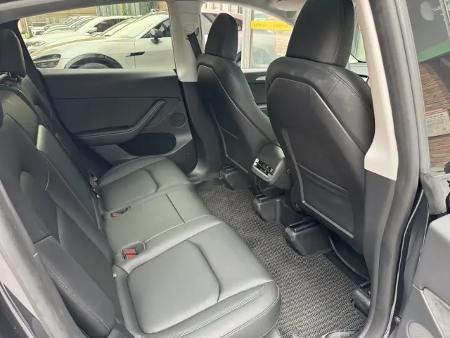 Tesla Model Y — Фото автомобиля 18