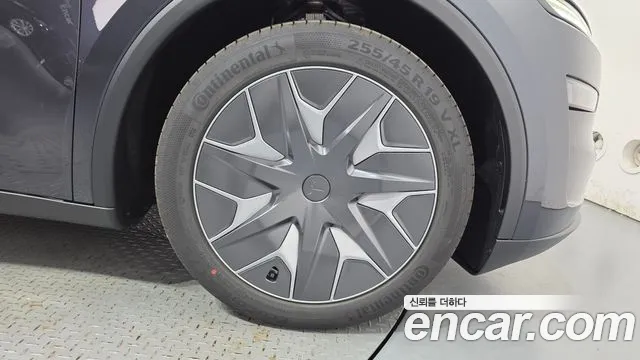 Tesla Model Y — Фото автомобиля 21
